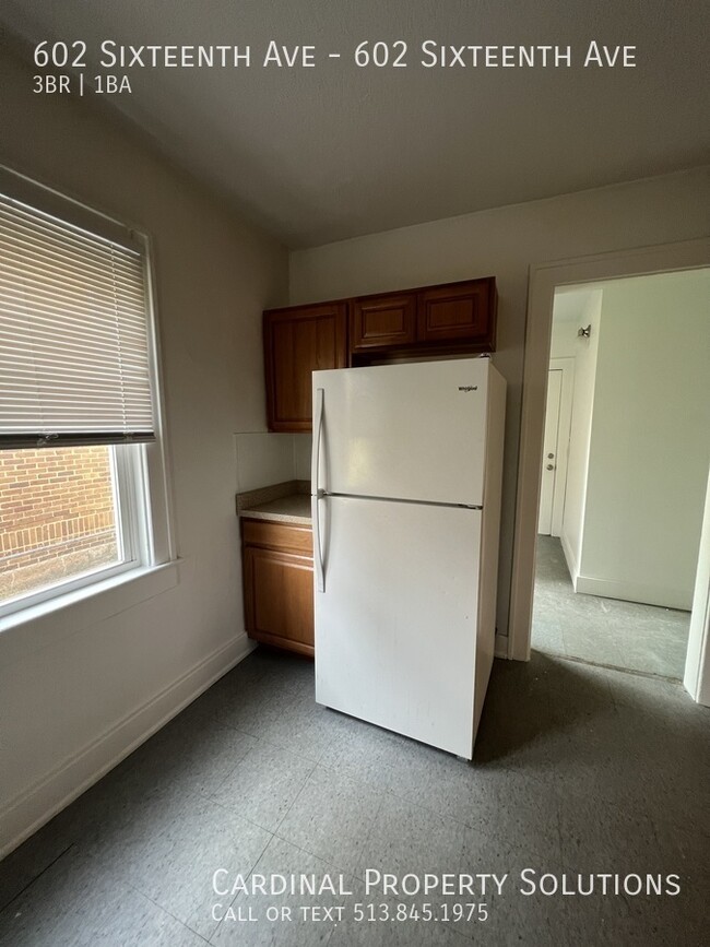 Building Photo - Spacious 3 Bedroom Townhome with 2 Full Ba...