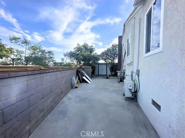 Building Photo - 637 W Floral Dr