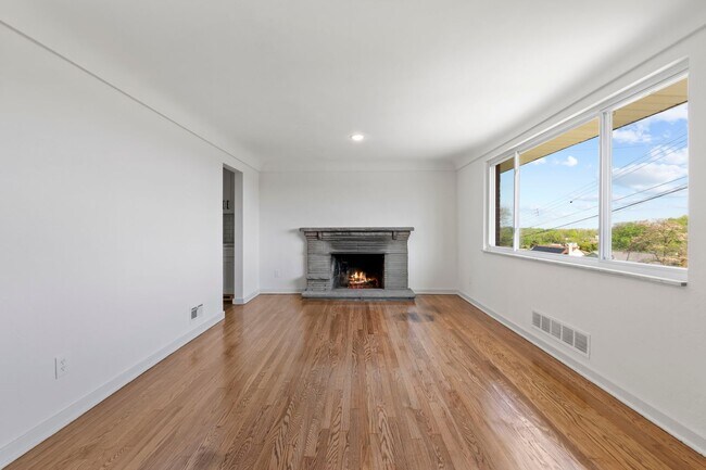 Building Photo - AVAILABLE NOW!! Fully RENOVATED 3-bedroom in CASTLE SHANNON!