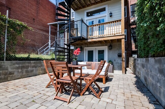 Building Photo - 3 Bed 2.5 Bath - Bloomingdale Condo - 1 Assigned Parking Space