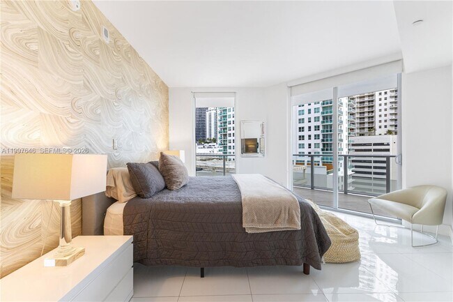 Building Photo - 1300 Brickell Bay Dr