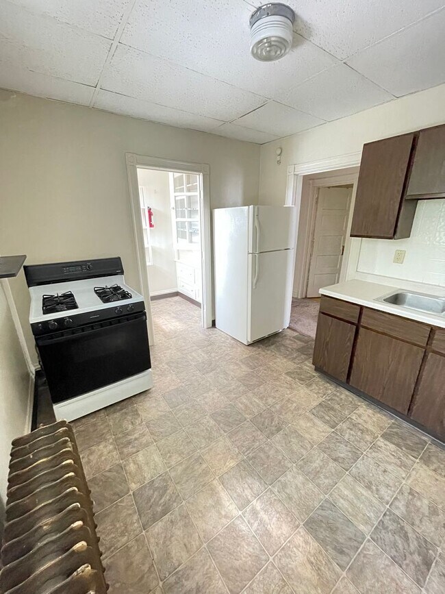 Building Photo - AVAILABLE NOW! - 2 Bed 1 Bath Lower Level ...