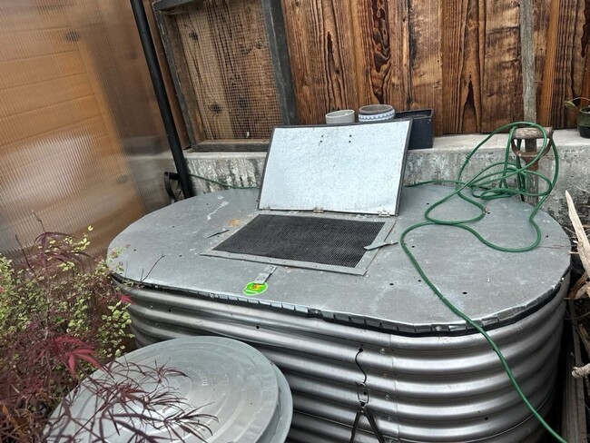 Building Photo - Remodeled 3BR/2BA Oasis with Hot Tub, Saun...