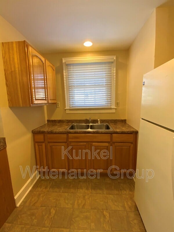 Building Photo - 407 W Van Buren St