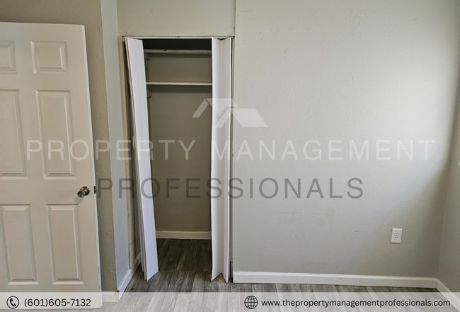 Building Photo - 1324 Marydale Dr