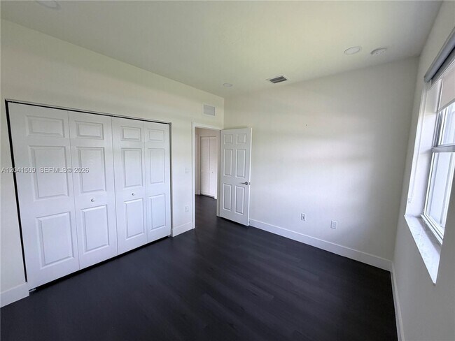 Building Photo - 268 SE 31st Ave