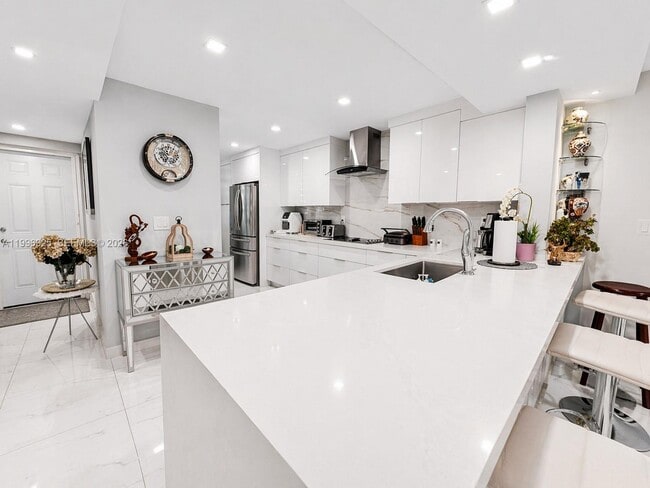 Building Photo - 2370 NE 135th St