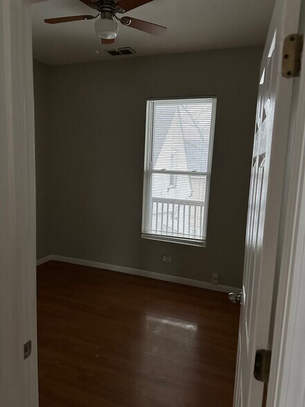 Building Photo - 5437 S Laflin St