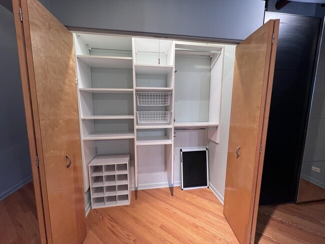 Building Photo - 1000 W Washington Blvd