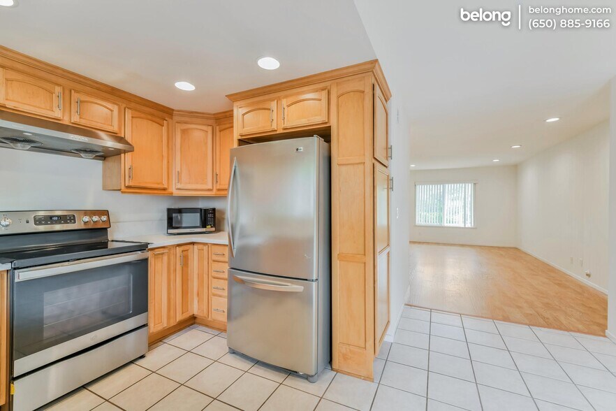 Building Photo - 27907 Ridgecove Ct N