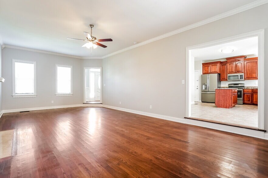 Building Photo - 476 Winding Oak Way