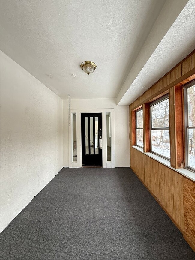 Building Photo - HOUSE...LARGE 3 Bedroom 2 Bath