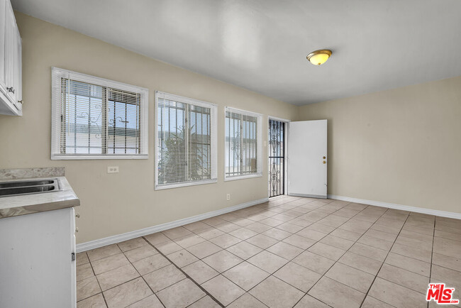 Building Photo - 522 E Kelso St
