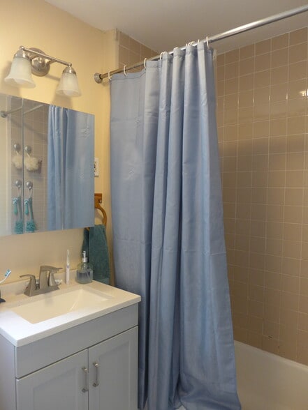 Building Photo - 828 Parker St