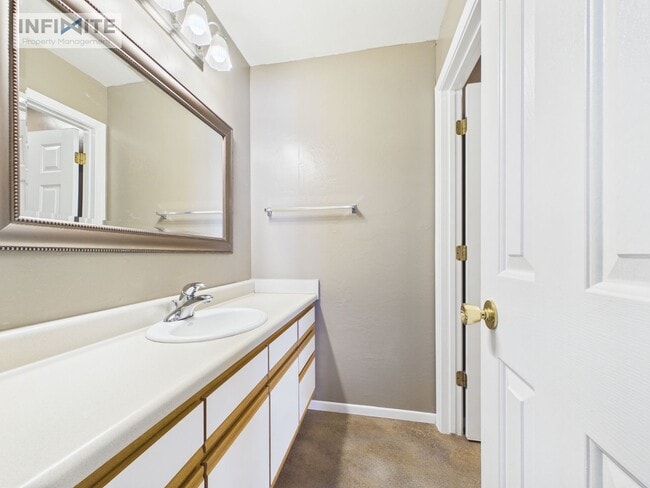 Building Photo - 2 Bedroom | 2 Bathroom Condo Single-Level Lower-Level Living