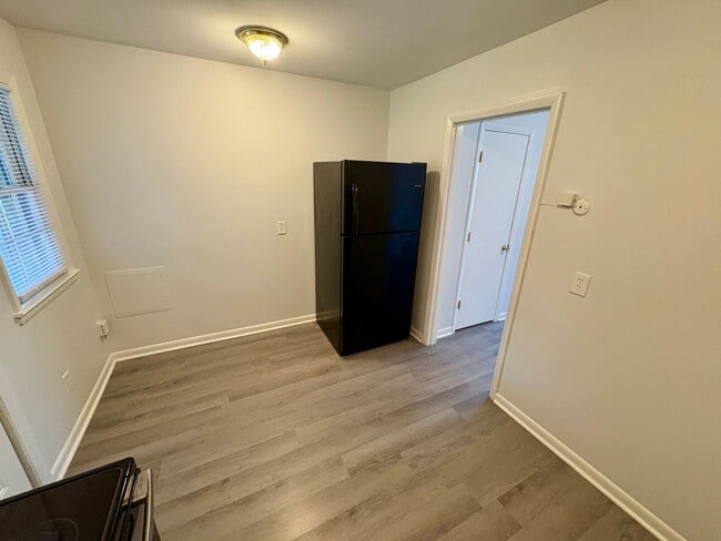 Building Photo - 2 Bedroom, 1 Bath Duplex Located in the Ce...