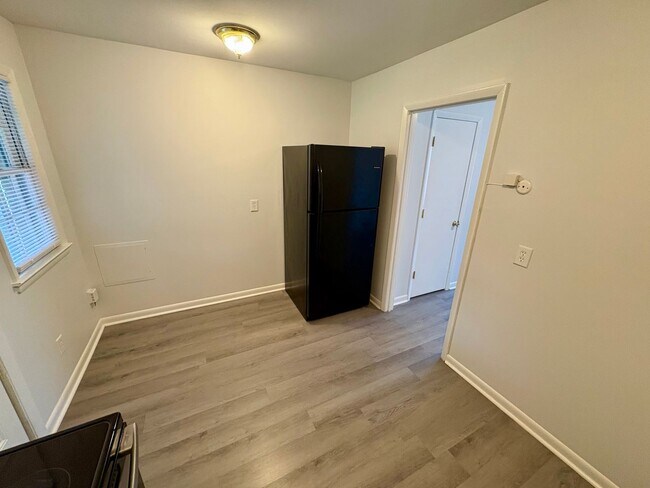 Building Photo - 709 Montclair Dr