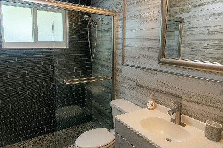 Building Photo - 3530 NE 13th Ave