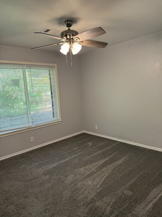 Building Photo - 3601 Oakwood Dr