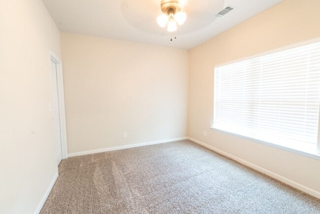 Building Photo - 3 Bedroom 2.5 Bath With Large Backyard