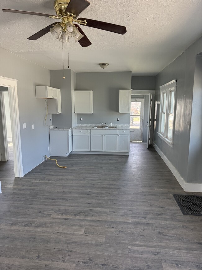 Building Photo - 2239 N Sheridan Rd