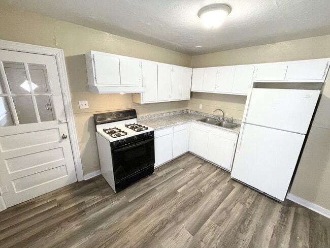 Building Photo - 2 Bedroom with garage/workshop combo (has electricity)