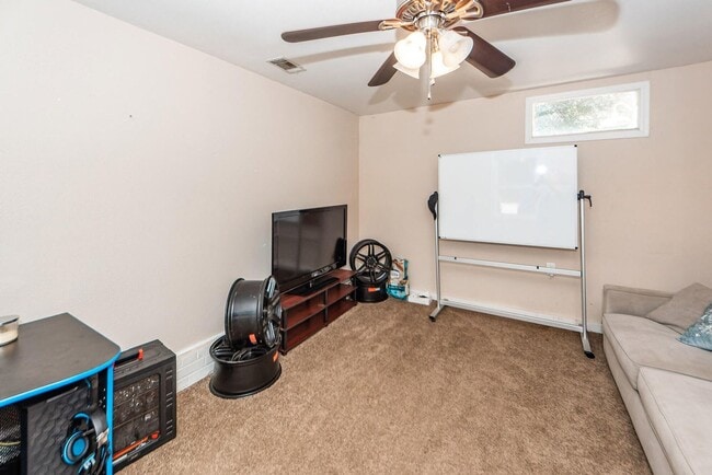 Building Photo - Comfortable Home Minutes from Park Circle