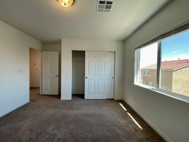 Building Photo - BEAUTIFUL 5 BED 3.5 BATH 3 FLOORS 2 CAR GARAGE SINGLE FAMILY HOME W/ LARGE LOFT & BACKYARD FOR RENT!