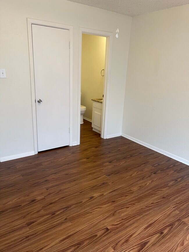 Building Photo - MOVE-IN READY ON 11/1/2025. Single level, pet friendly front-end fourplex townhome, UPGRADED WIDE...