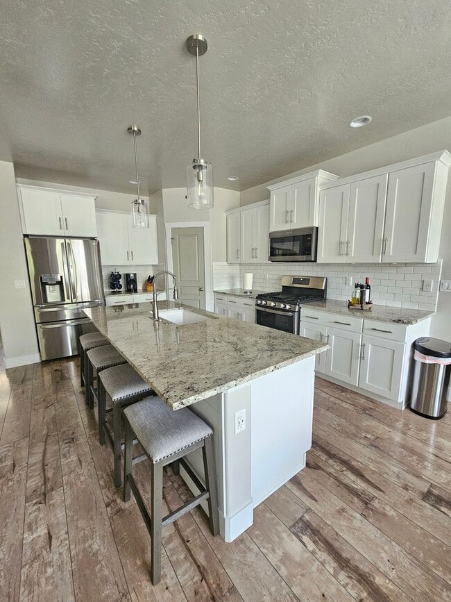 Building Photo - Ready now this beautiful 3 Bedroom Upscale...