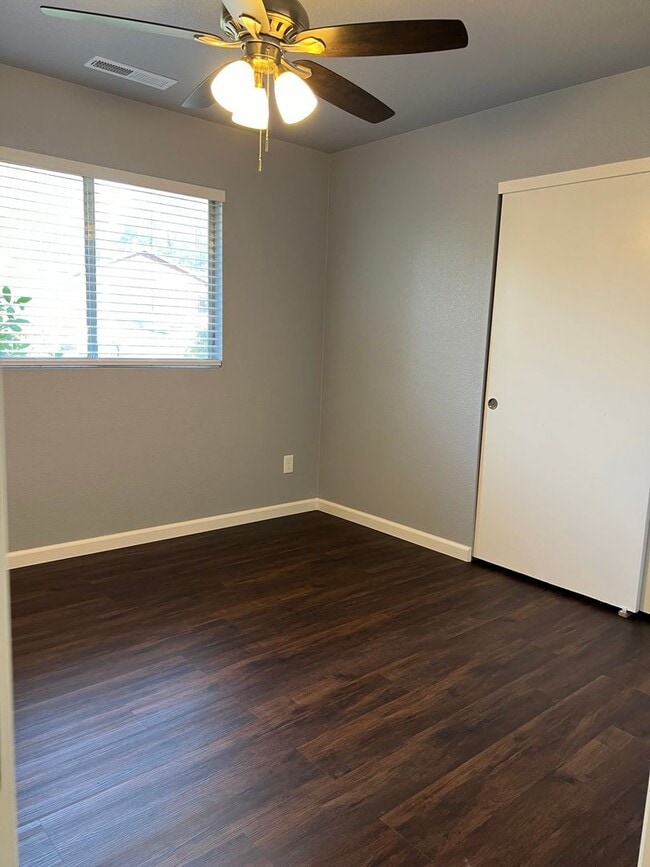 Building Photo - 3 bedroom home in Shasta Lake City