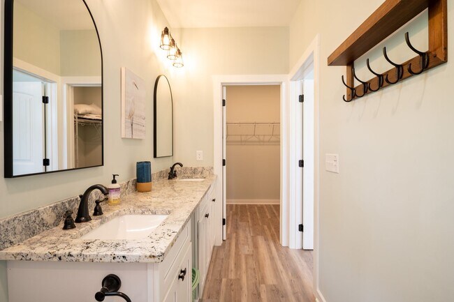 Building Photo - NEW, CLEAN OFF-SEASON RENTAL NOVEMBER THROUGH MID-MAY