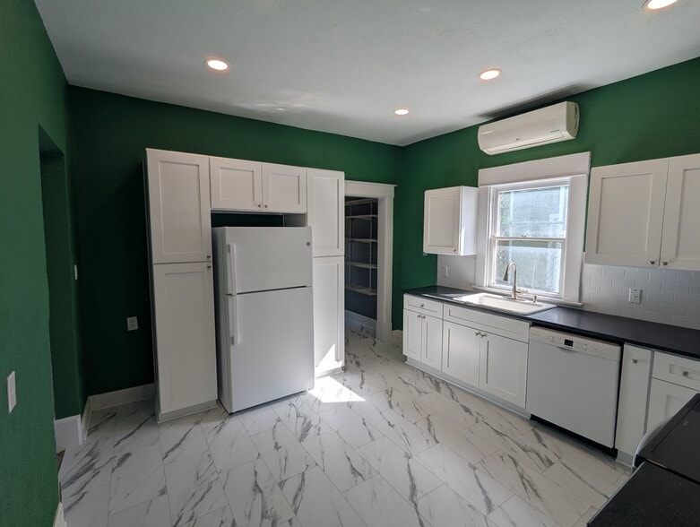 Kitchen - 4526 Reiger Ave