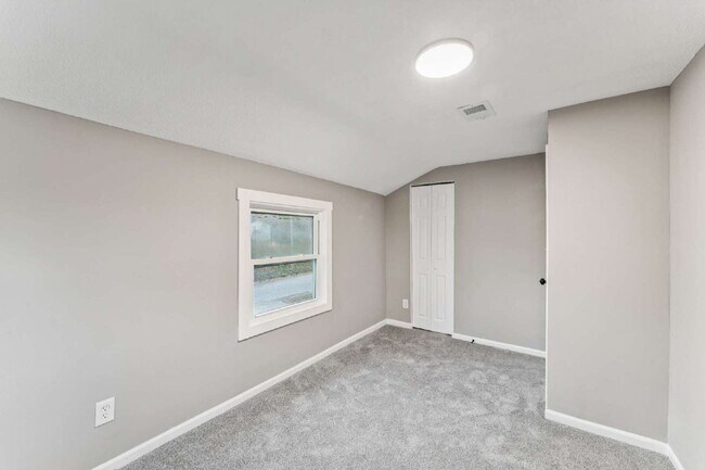 Building Photo - Beautifully renovated 5-bedroom, 2 full bath home ready for move-in!  1st month's rent is FREE!*