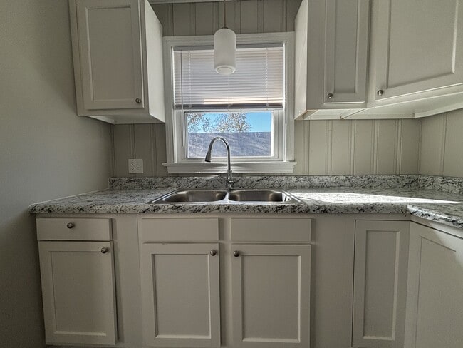 Building Photo - 516 Olivia Ln