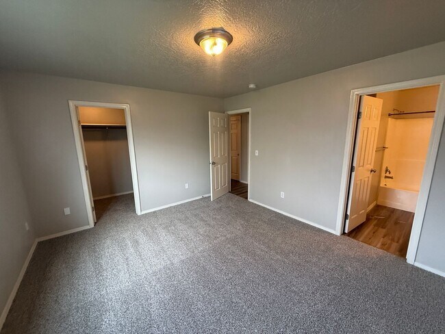 Building Photo - Brand New Floors! 3 Bed, 2.5 Bath Single Family Home