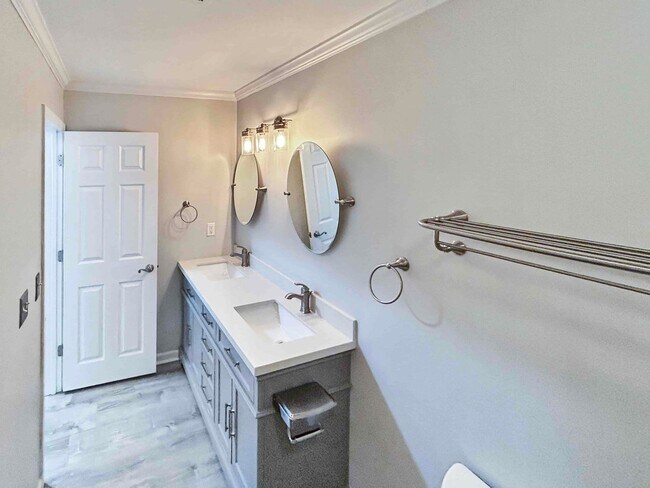 Building Photo - Charming 1 BR/1 BA Condo in Gated Sandy Sp...