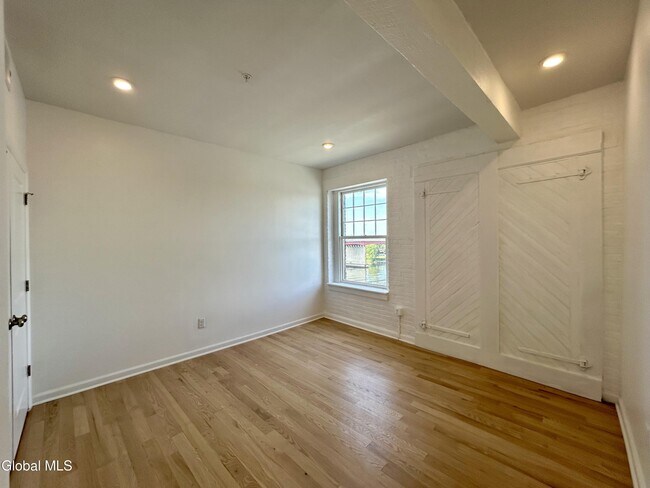 Building Photo - 155 River St