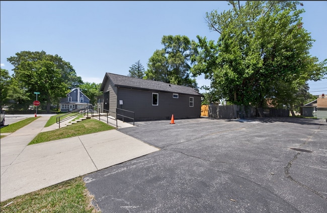 Building Photo - 706 N Eddy St
