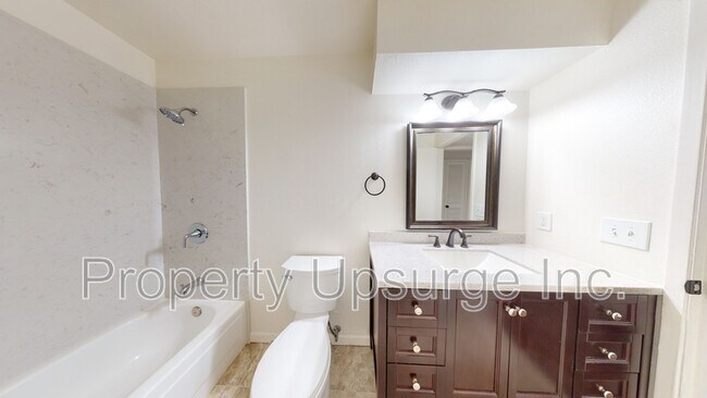 Building Photo - 905 Lakeside Dr