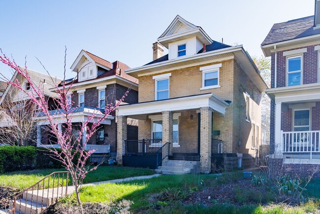 Building Photo - 402 Woodland Ave