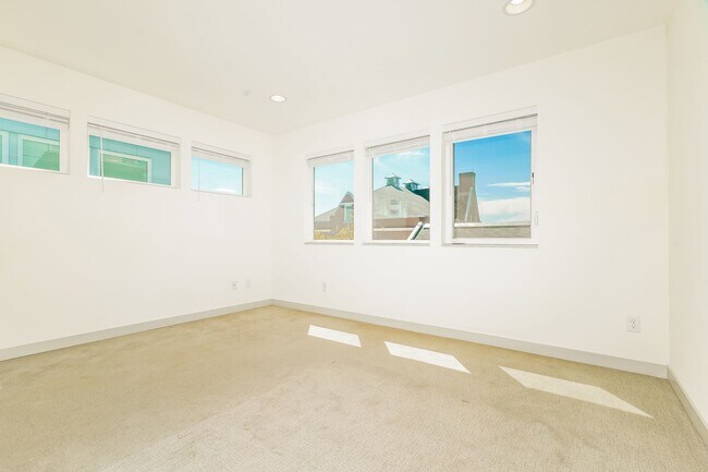 Building Photo - Airy 2-Bed Townhome with Private Rooftop &...