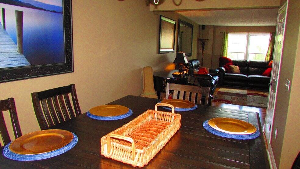 Building Photo - 720 Oaktree Blvd