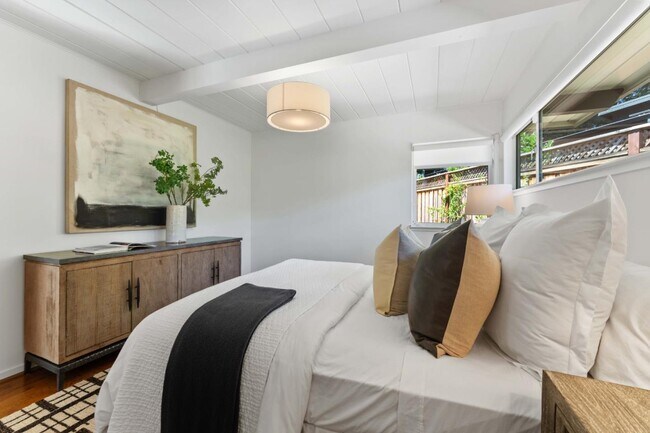 Building Photo - 705 Evergreen St