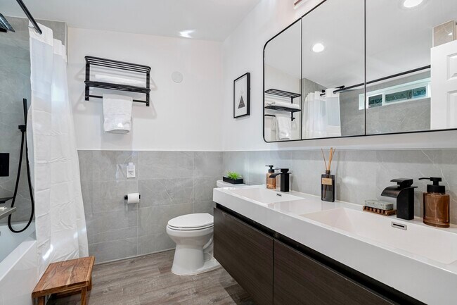 Building Photo - Beautiful Home for Rent in Bellevue