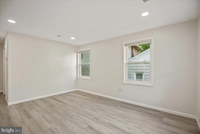 Primary Photo - 906 Elfin Ave