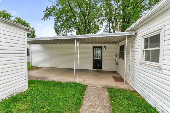 Building Photo - Beautifully Renovated 3BR Ranch w/ Garage, Covered Patio & Fenced Yard