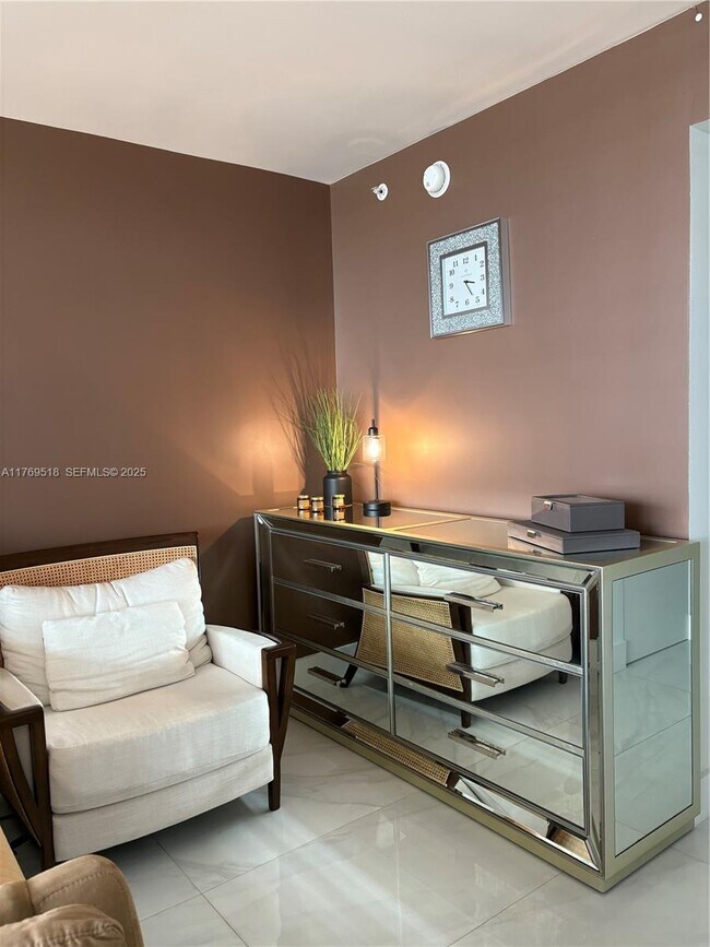 Building Photo - 100 Lincoln Rd