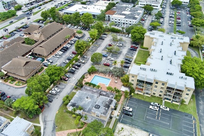 Building Photo - 10413 N Kendall Dr