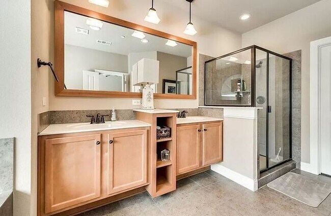 Building Photo - Upscale living in this fabulous Townhome!